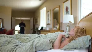 Mollige blonde Milf im Bett gefickt