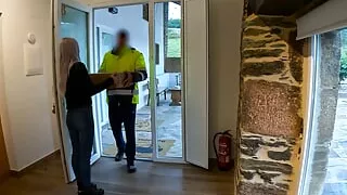 The parcel delivery man comes to bring me a package and I give him a surprise blowjob