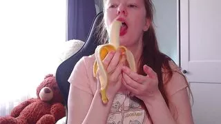 It's time for a sweet snack! This banana looks soooo much like your dick! Look how greedily I suck it!