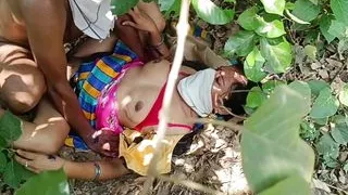 Jungle mein Mangal manate hue pakde gayi aurat
