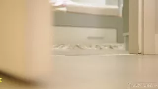 Er steht auf ihre Füße und Möse