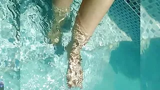 Sunbathing with your feet by the pool ☀????