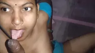 Bangaladeshi bhabhi sucking in mouth