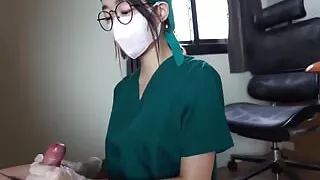 The nurse lady is inserted into the vagina and anal sex by the patient and cums out of the vagina, and the blowjob eats the semen