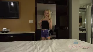 Blondes Girl nach Blow- und Fußjob gebumst