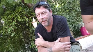 Outdoor Gangbang mit schwarzem Hängetittenluder