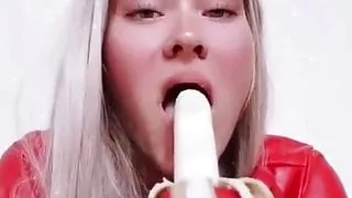Lea Taylor blowjobs a banana for fun