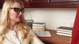 40-year-old beauty Julia Robbie fucks a 21-year-old