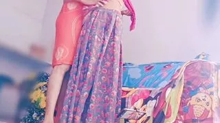 Home alone (CAUGHT CAMERA)Desi maid ne bartan dhone ke bahane apane Malik ke sath chud gahi Pati ke jane bad Bhabhi chud gai