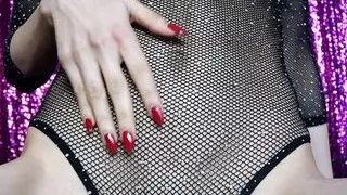 Red Nails, Belly Button and Abs to Mesmerize You