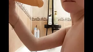 A teen teaches her friend how to suck in bath