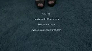 Blondes Mädchen lässt drei Kerle in alle Löcher