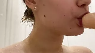 18yo wet babe strapon herself in the shower
