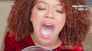 Rothaariges Girl schlürft eine Menge Sperma