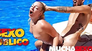 Sexo Publico! Venom Evil Getting Fucked by Elian Galanni by the Pool at MuchaSexo