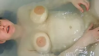 I'm lying in the bathtub and fingering myself. And masturbates with a vibrator .