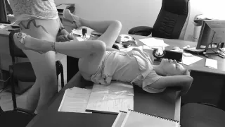 Il baise sa collègue sur le bureau