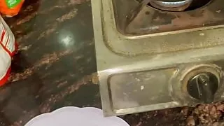 Sagi bhabhi ko kitchen mein chod diya (Hindi audio)