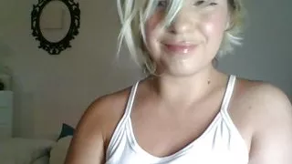 Vends-ta-culotte - Beautiful French amateur woman, blonde and luscious, dancing in sexy outfit