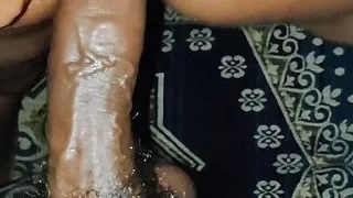 Indian desi bhabhi se milk lene gaya bhabhi ne apne mote mote boobs se doodh pilaya  part 1