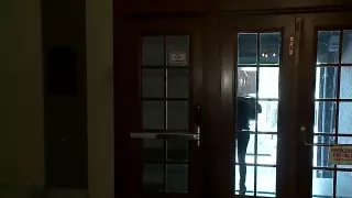 Rothaarige Meisterin bearbeitet ihre blonde Sklavin