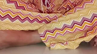 Bhabhi apane booobs aur chut dikha rahi hai