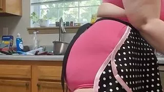 Horny MILF LIVE in an Apron Cleaning