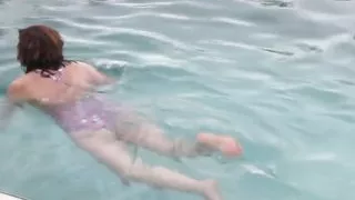 I expose myself on the beach and make cocks hard, I masturbate in front of strangers