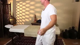 Das sexy Girl bekommt eine Happy End Massage