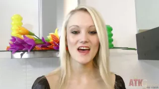 Amateur girl masturbating