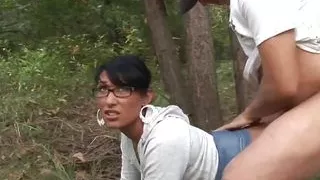 Spex babe is pleasing her bf outdoors