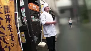 Asia Girl wird im Kiosk vom Chef bedrängt