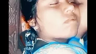 Soma bhabhi ne chote debor ke bara ko chus chus ke lal kor diya