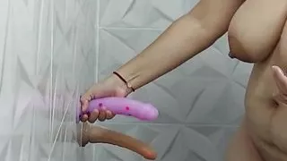 The horny Samara masturbates in the shower