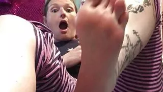 Mature MILF bears her soles to you as she takes her toenail polish off! Yes yes, feet fans, this one is for you!