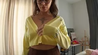 Nerdy babe spreads for deep pussy sex