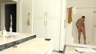 Das Teen erstickt fast an seinem Schwanz