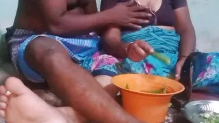 Aunty boobs show vegitable cutting handjob hasband