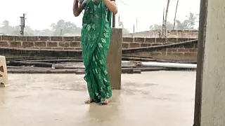 New Style XXX Video of Drenched Bhabhi