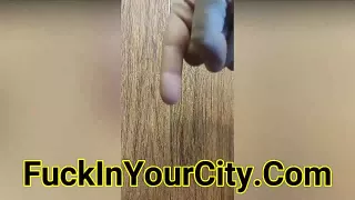 Er rammelt die Rosette der Rothaarigen