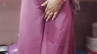 Hot sexy Kitu Bhabhi took out the water from the roof by filling brinjal in her pussy.