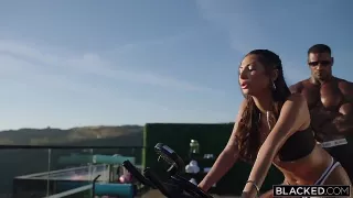 Im Wohnzimmer reitet sie sein schwarzes Megarohr