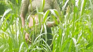 Devar ne bhabhi ko khet me bha bhi mukhbhum lauda chuswakar ke unke saath romance kiya open mein