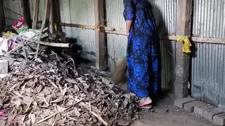 My elder sister was cleaning my room I hugged her and started fucking her ass