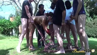 Gefesselte Fotze beim Gangbang Outdoor