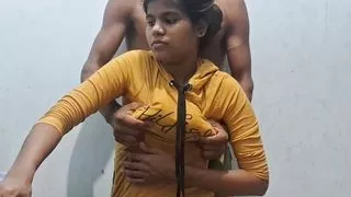 Mast chudayi ki stepmom ki aur andar hi pani nikal diya