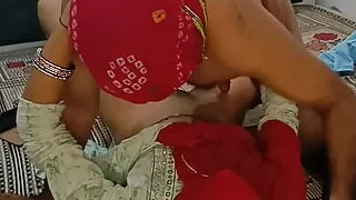 Indian Kissing Mature milf cannot resist the young guy video