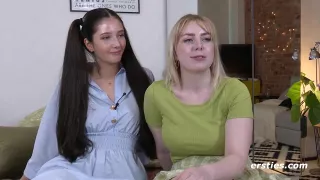 Intime Massage Mit Rosa Vibrator Fur Rasierte Line