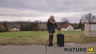 Mollige blonde Milf abgeschleppt