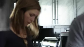 Brünettes Flittchen massiert und reitet ihren Stiefvater